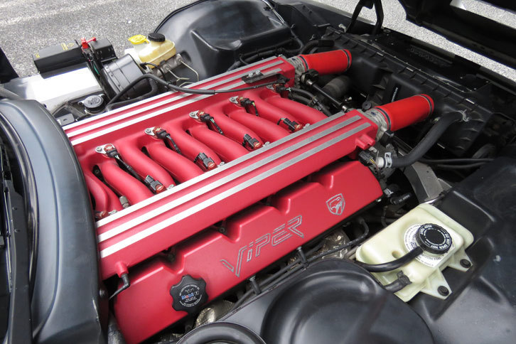 最高出力450ps、最大トルク67.7kgmという怪力を発生する8リッターV10 OHVエンジン。写真で見るとデカく見えるけど、実際はもっとデカい。
	 