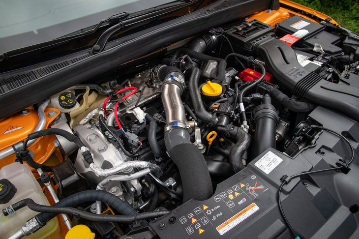 無造作なパイプ類の取り回しが物々しい雰囲気を漂わせる1.8リッター直4直噴ターボエンジン。279psの最高出力と390Nmの最大トルクを発生する。