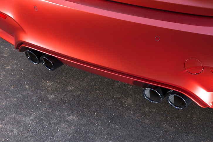 マフラーはブラッククローム仕上げの4本出し。「M3セダン コンペティション」には、専用チューニングのMスポーツエキゾーストシステムが装備される。