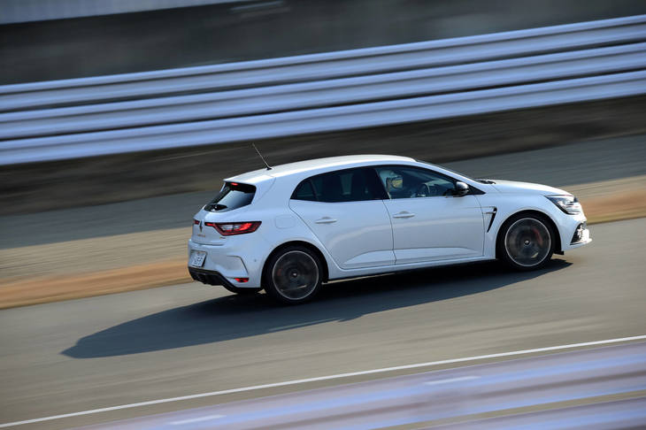 「メガーヌR.S.カップ」の車重は1460kg。6段MT化やフロントブレーキのバイマテリアル化により、カタログモデルよりも20kg軽くなっている。