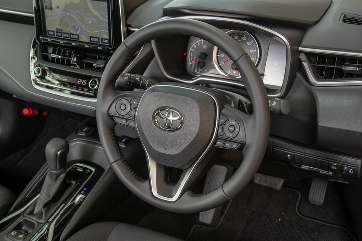 ステアリングスポークのスイッチを押して「オペレーター」と語りかけると、24時間対応のコールセンターにつながる。実際の会話によって、レストランの場所を調べてナビの目的地に設定してもらったり、おすすめのドライブスポットを教えてもらったりできる。