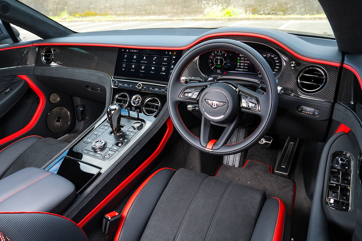 内装デザインはおおむね先代モデルを踏襲。カラースプリットが9タイプ、メインハイドが22タイプ、セカンダリーハイドが11タイプ、ウッドパネルがステッチがパイピングが……という具合に組み合わせの総数は数え切れない。