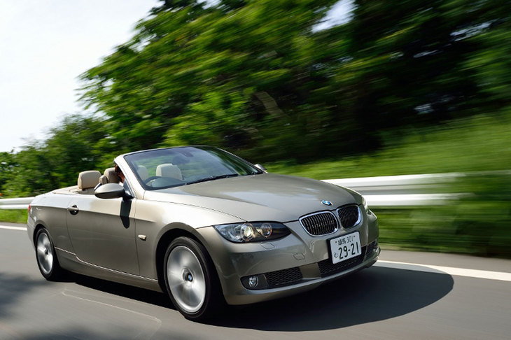 筆者にとって初めてのBMW車となる「335iカブリオレ」。（写真＝池之平昌信）