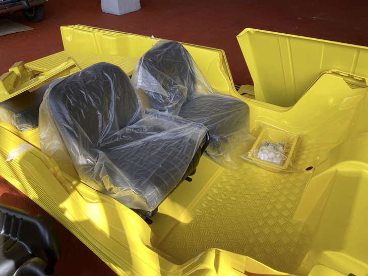 今回届いたシートは標準の黒だが、ほかには現役時代に存在したストライプ模様なども復刻されている。