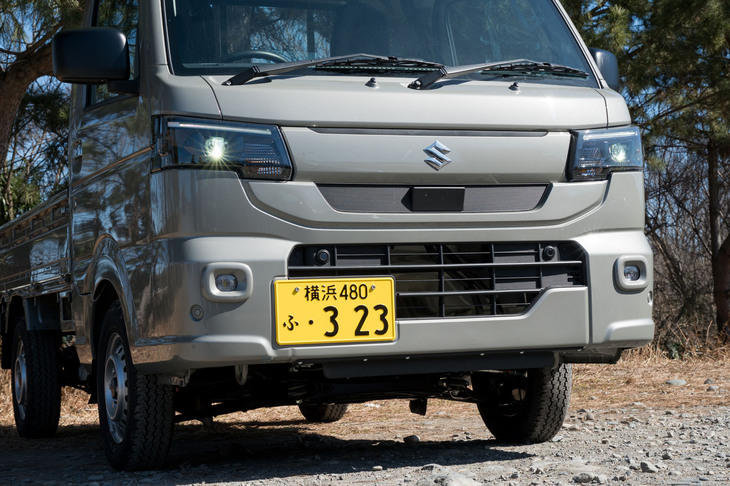 2025年12月の大幅改良では、LEDヘッドランプを標準で装備するとともに、フロントマスクを刷新。予防安全装備が最新のものにアップデートされ、液晶メーターや助手席カップホルダーを採用するなど、機能・装備も強化された。