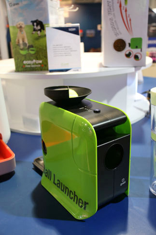 gosh!社による犬用自動キャッチボールマシン「SmatPult」。「スマートフォンのアプリと連動させてボールを発射できるのは世界初である」とうたっている。