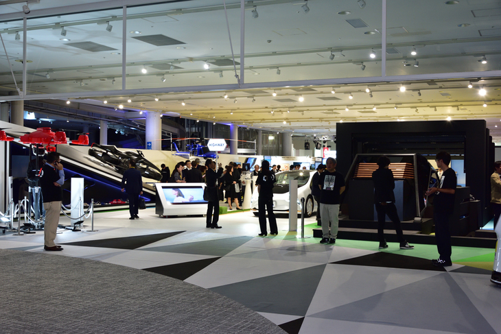 NECの巨大ドローンを通過すると、いよいよ1階エリアの本格的な展示がスタート。