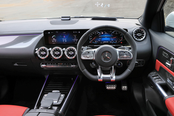 「GLA45 S」では、グリップ性のよさを重視した複雑なリム形状が特徴の「AMGパフォーマンスステアリング」が標準装備となる。