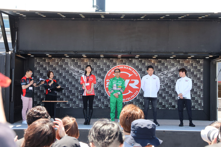ファンを大いに沸かせたトークショーの様子。土屋圭市さんのほか、ホンダのモータースポーツと縁の深い武藤英紀さんや大津弘樹選手も登壇した。