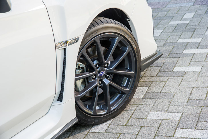 タイヤサイズはグレードによって異なり、「2.0GT EyeSight」では225/45R18、今回試乗した「2.0GT-S EyeSight」では245/40R18となっている。