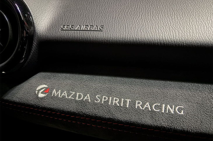 助手席側のダッシュボードには「MAZDA SPIRIT RACING」のロゴ刺しゅうが入る。