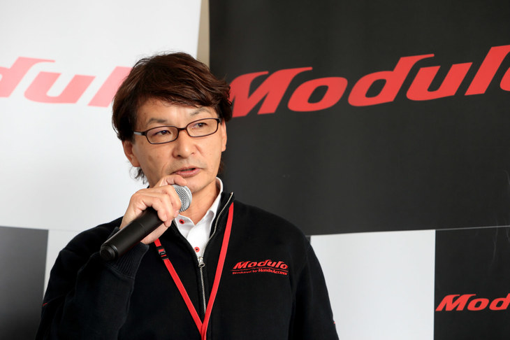コンプリートカー「モデューロX」についてプレゼンテーションを行う、ホンダアクセスの福田正剛さん。モデューロの用品やモデューロXの開発を統括する人物だ。開発者自らがモデューロにかける思いを語ることで、参加者たちはブランドが目指す方向性や価値を理解することができた。