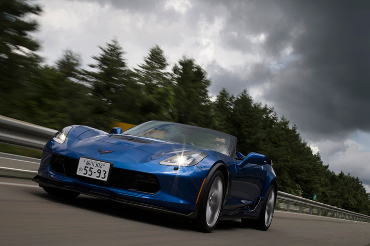 「Z06」のブレーキシステムは、前が直径371mmのディスクローターと6ピストンキャリパーの、後ろが365mmのディスクローターと4ピストンキャリパーの組み合わせとなる。