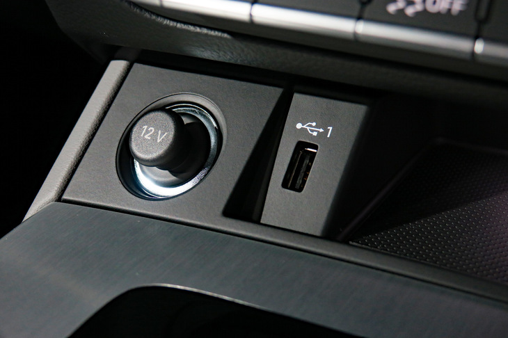 アウディQ5スポーツバック 1st edition（シガーソケットとUSBポート）