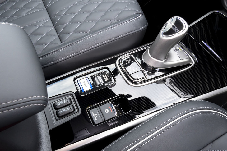 車両運動統合制御システムS-AWCについては、従来の「NORMAL」と「LOCK」に加えて、新たに「SPORT」と「SNOW」を追加。操作スイッチはシフトレバーの後ろにレイアウトされている。