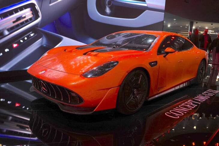 こちらはメルセデス・ベンツの市内会場に展示された、別の「AMG GT XXコンセプト」。2025年8月、イタリア・ナルドサーキットで7日と13時間24分7秒、4万0075kmを走破し、25の世界記録を樹立した。汚れたままの状態で、過酷な挑戦であったことを誇示していた。