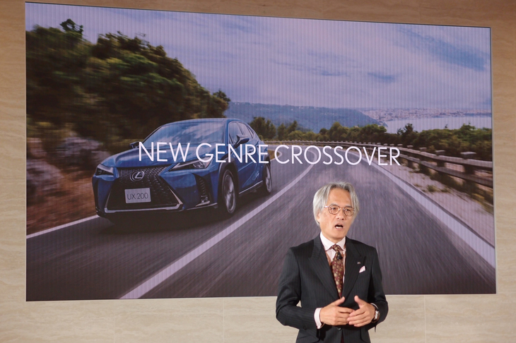 報道陣を前にあいさつを述べる、レクサスインターナショナルの澤 良宏プレジデント。「レクサスは高級ブランドとしては若く、プロダクトラインや商品デザインが既存の欧州ブランドとは異なる。その点が支持されているのではないか」などとコメントした。