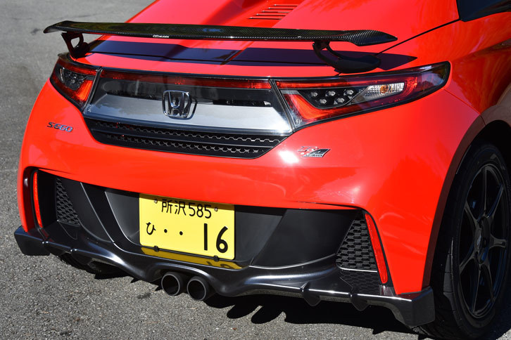 オプションの空力パーツが目を引く、テスト車のリアまわり。「S660 MUGEN RA」には、2本出しの専用スポーツマフラーが標準装備される。