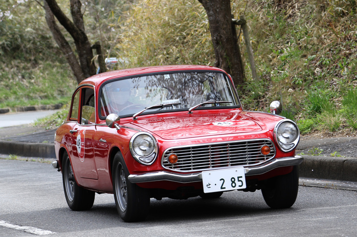 航空科学博物館のアプローチロードを駆け上る1968年「ホンダS600クーペ」。NATSでのPC競技中に雨は上がり、ここの路面はほぼドライだった。