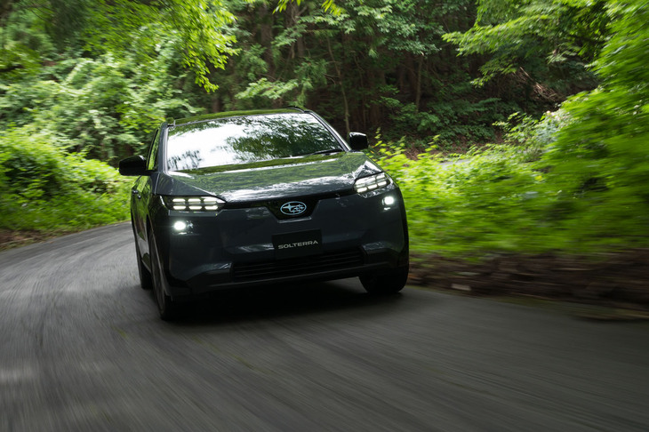 走りに関する点では、サスペンションの剛性を高めてタイヤのグリップ感を改善。3つのドライブモードのちがいを明確化し、4WD車では駆動制御を緻密化して操舵感やライントレース性、加減速のコントロール性の向上を図っている。