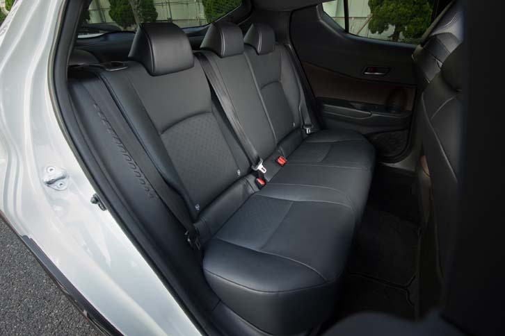 後部座席は3人乗車が可能。天井は低いが、身長170cmの筆者が楽に過ごせるだけの高さは確保される。