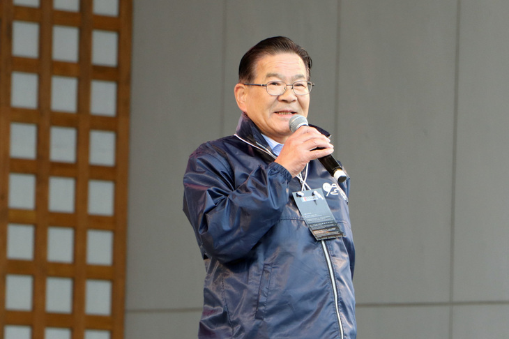 オープニングでは、開催地である山中湖村の高村正一郎村長が、悪天候のなかで今年も山中湖を尋ねてくれた参加者たちに感謝を伝え、歓迎した。