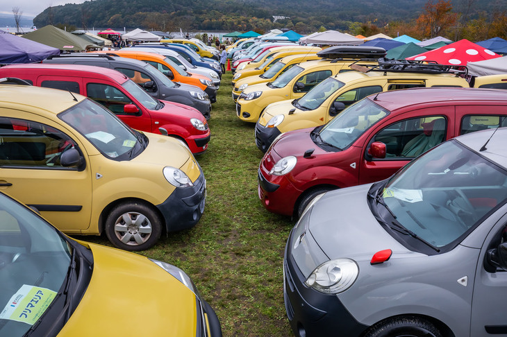 ボディーカラーをテーマにした限定車も数多く販売された「カングー」だけに、参加車両が並んだエリアは実にカラフル。それらはカスタマイズされた車両がほとんどで、ノーマル状態の車両を探すのが困難なほどだ。好みの愛車に仕上げるという楽しみもカングーは提供してくれる。