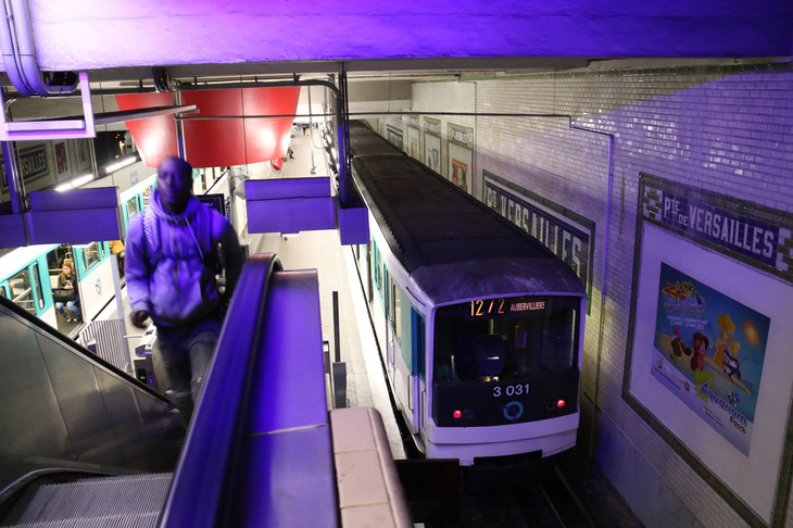 パリ地下鉄12号線ポルト・ド・ヴェルサイユ駅にて。