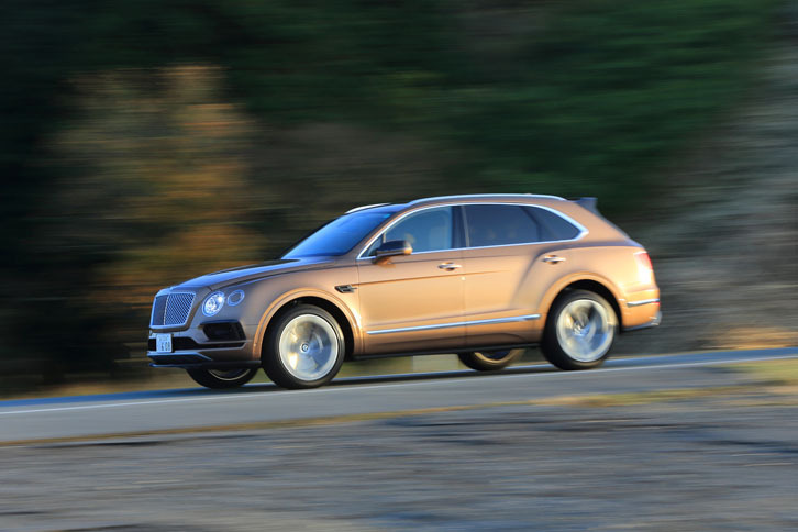 48Vシステムをいち早く使った電動アクティブロールコントロールシステムが、山道でも安定したハンドリングをもたらす。