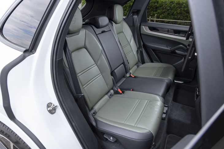 後席の座面も前席にも見劣りしないほどに長い。広いのは言わずもがなだ。