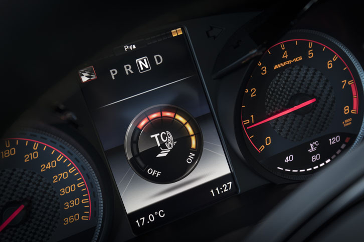 360km/hまで刻まれたスピードメーター（左）。タコメーター（右）のレッドゾーンは7000rpmから。