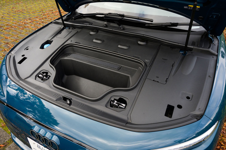 フロントにも容量27リッターの収納スペースが備わっている。