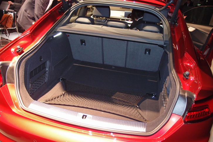 「A5スポーツバック」の荷室容量は486リッター。3分割式の後席を倒すことで、さらに拡大できる。