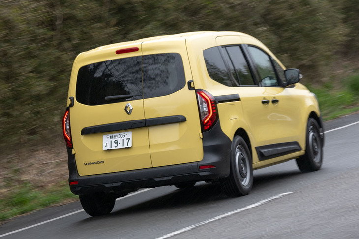 ドライブモードは「Perfo」「Eco」「Normal」の3種類。Perfoを選択すれば、登坂路でも力強い走りを味わえる。