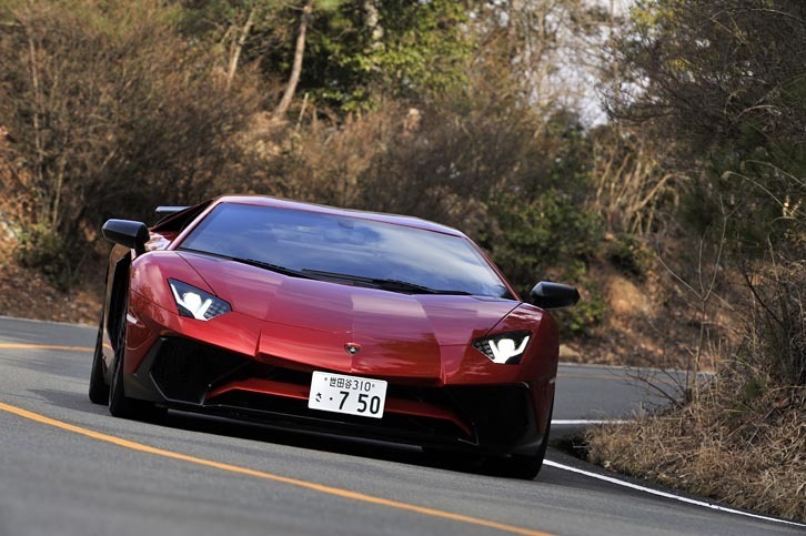 地をはうように姿を現した「ランボルギーニ・アヴェンタドールLP750-4 スーパーヴェローチェ」。（写真＝高橋信宏）