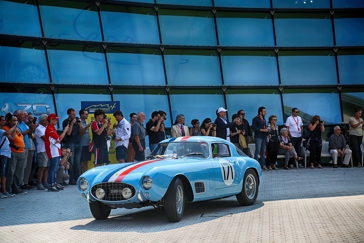 マラネッロの市街地で行われたフェラーリパレードの様子。