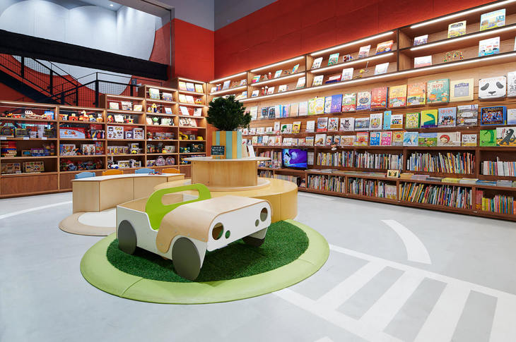 ④お子さんを連れていってもOK！
「あそび」を考える世界で唯一の企業であるボーネルンドの協力を得て企画したキッズスペースは、親子で新しい発見ができる場所となっている。児童書も豊富で無料の読み聞かせイベントも開催。2Fにはおむつ替えの台やベッドを備えた授乳室もある。