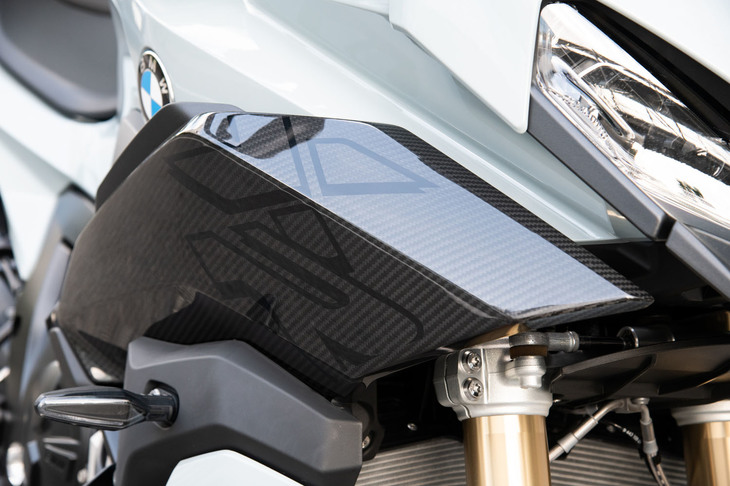 豊富に用意されたオプションも「S1000XR」の魅力。試乗車には各所にMパフォーマンスのカーボンパーツが装着されていた。