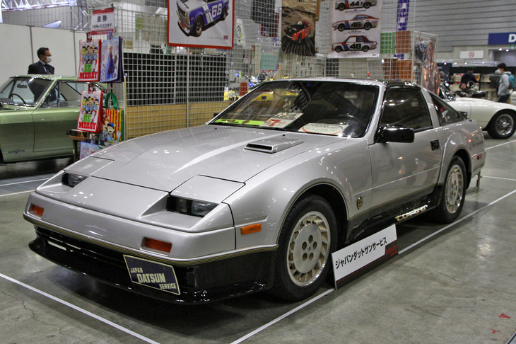 1984年「日産300ZXターボ50thアニバーサリー」。日産創立50周年を記念して北米でリリースされた特別仕様車。3代目「フェアレディZ」（Z31）の3リッターターボ車をベースにオーバーフェンダーやフロントスポイラー、サイドシルプロテクター、リアスポイラーなどを装着。フロントフェンダー後部には「50thアニバーサリー」のオーナメントが貼られている。