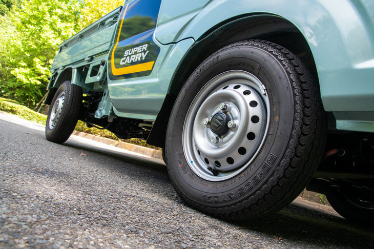 タイヤサイズは145/80R12。テスト車にはブリヂストンのライトトラック用タイヤが装着されていた。