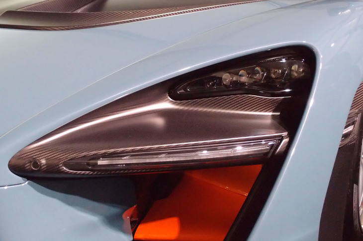 「マクラーレン・セナ」のヘッドランプ。片側あたり21個のLEDが使用されている。