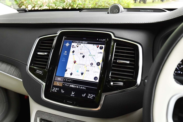 センターコンソールには9インチのタッチ式ディスプレイが備わる。縦型の画面は、カーナビのマップとして視認性に優れる。