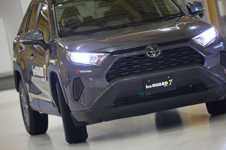 2023年1月から運用が開始された「TTCH」の屋内氷盤旋回試験場における旋回テストの様子。こちらでは「アイスガード7」（写真）と「アイスガードSUV G075」を装着した「RAV4」で、周回タイムを比較した。