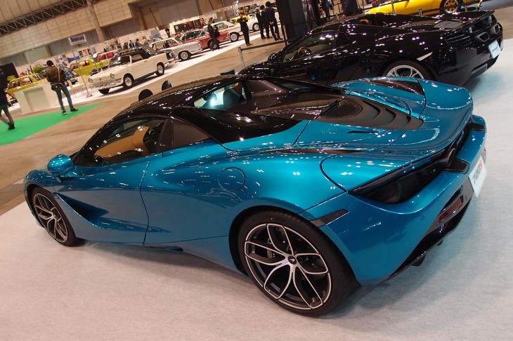 「720Sスパイダー」のリアビュー。