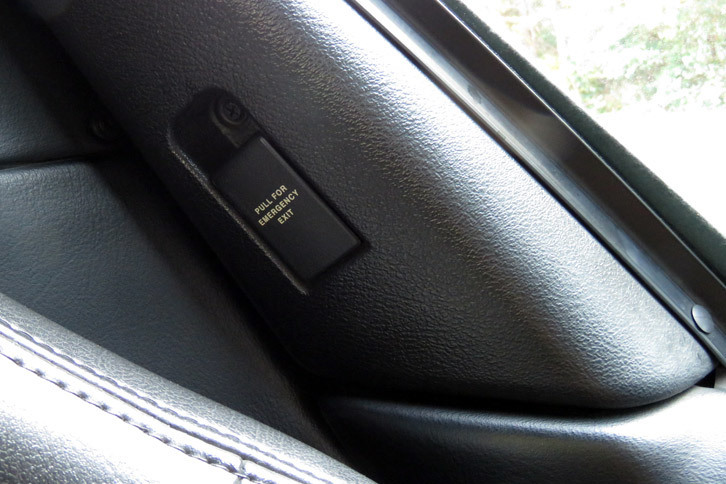 ドアピラーに、非常に気になるものを発見。「非常時にはこのレバーを引いて脱出してね」とのことらしいが、レバーを引いたらなにが起きるのかは書かれていない。