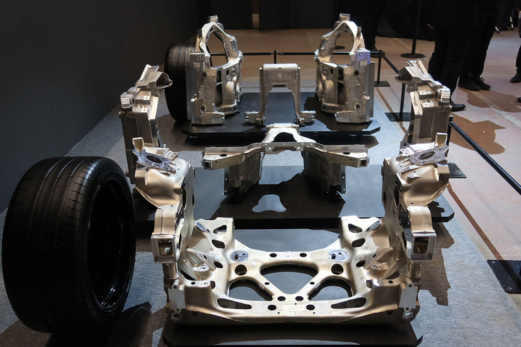 トヨタGR GT（大型中空アルミ鋳物の技術展示）