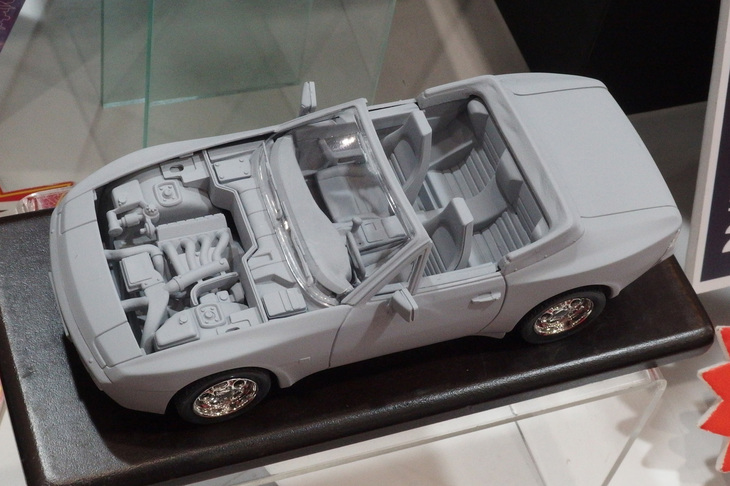 試作品が展示されたイタレリの1/24「ポルシェ944Sカブリオレ」。なかなかマニアックな車種選択だ。2019年11月発売予定で価格は4400円。