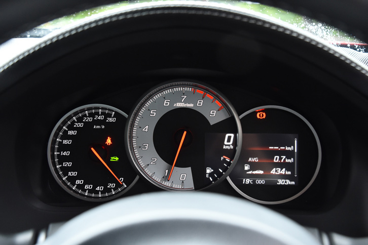 メーターについては、最高出力付近の7000rpmがメーターの真上になるよう、エンジン回転計の角度を変更。「GT」と「GT“リミテッド”」の2グレードには、4.2インチTFTカラーのマルチインフォメーションディスプレイが装備された。