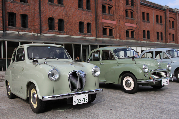 左が「オースチンA30」、右が「モーリス・マイナー1000」。オリジナルのミニ誕生以前の1950年代、オースチンやモーリス、MGなどのブランドを擁していた英国のBMC（ブリティッシュ・モーター・コーポレーション）のボトムラインを支えていた大衆車である。