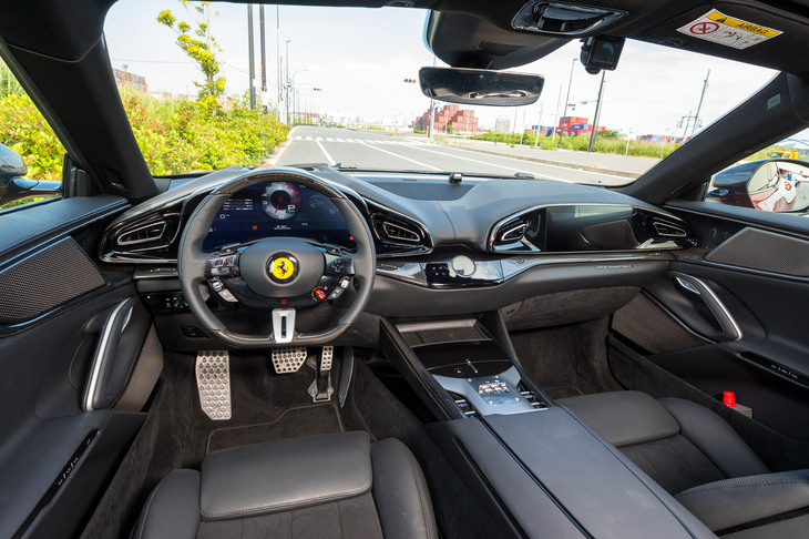 インストゥルメントパネルまわりは、運転席側のメーターナセルに倣うように、助手席側のダッシュボードを隆起させた“デュアル・コックピット”デザインが特徴。センターモニターはないが、助手席側にも10.2インチのディスプレイが用意される。